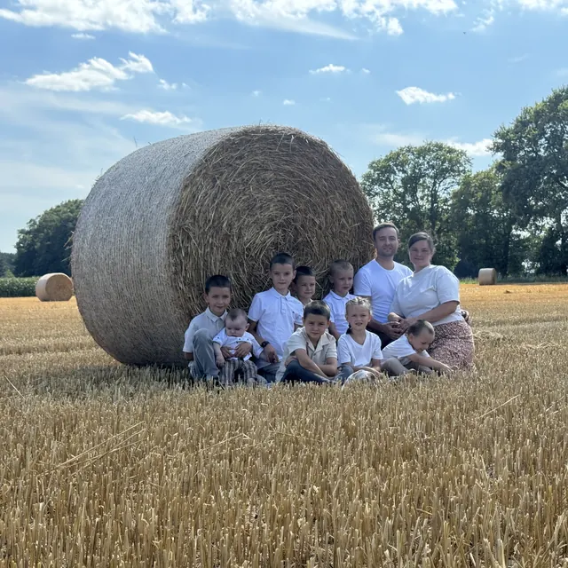 Familie Maier mit Hunden vor Strohballen
